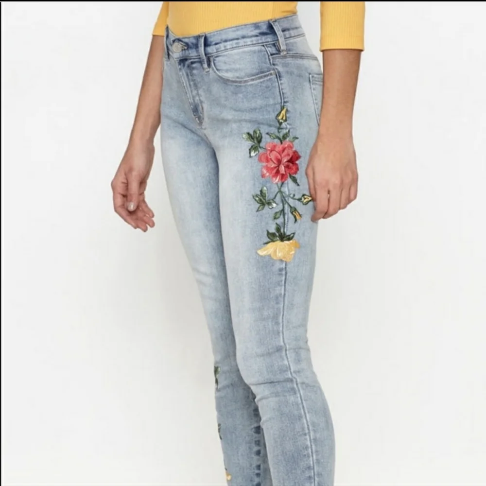 Embroidered floral raw hem ankle jeans size 23